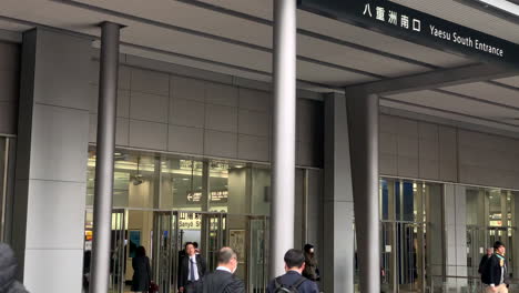 Ein--Und-Ausgang-Für-Japanische-Büroangestellte-Am-Yaesu-Südeingang/-ausgang-Des-Bahnhofs-Tokio