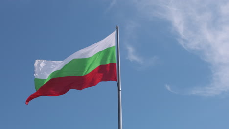 Die-Bulgarische-Flagge-Weht-An-Einem-Sonnigen-Tag-In-Der-Luft-Mit-Blauem-Himmel-Im-Hintergrund