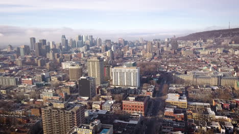 Filmische-Luftaufnahme-über-Der-Wunderschönen-Stadt-Montreal