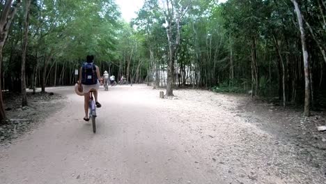 Paseo-En-Bicicleta-Por-Las-Ruinas-De-La-Antigua-Ciudad-De-Cobá-Camino-A-La-Pirámide