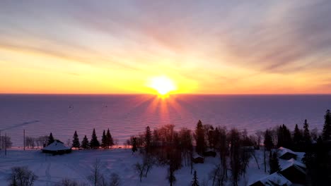 Ein-Wunderschöner-Sonnenaufgang-Mit-Blick-Auf-Die-Küste-Einer-Gefrorenen-Winterlandschaft