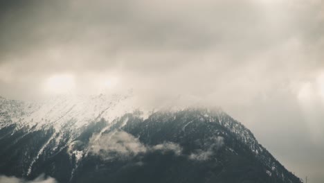 Zeitraffer-Eines-Großen-Schneebedeckten-Alpenberges-Mit-Sich-Schnell-Bewegenden-Wolken