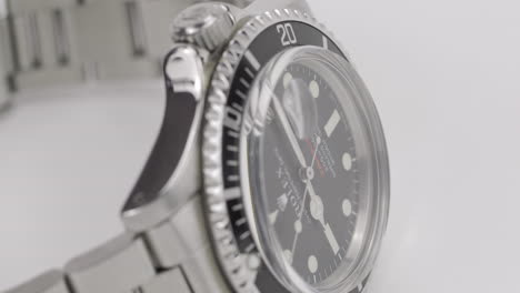 Nahaufnahme-Einer-Rolex-Submariner,-Einer-Authentischen-Vintage-Uhr,-Die-Sich-Auf-Einem-Weißen-Drehteller-Dreht