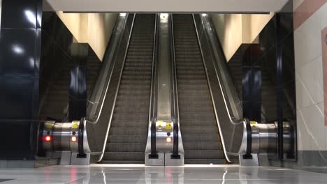 Escalator-going-down-in-Slow-Motion