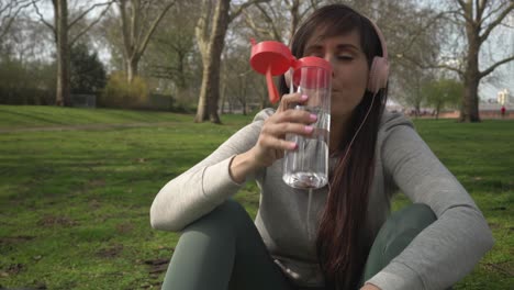 Kaukasische-Frau-Trinkt-Wasser-In-Einem-Park