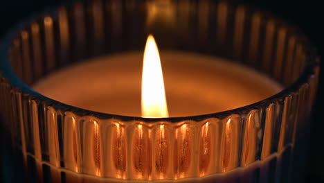 Nahaufnahme-Des-Feuers-Im-Kerzenglas-Mit-Schöner-Bewegung,-Orangefarbener-Kontrast-Zum-Dunklen-Hintergrund,-Schönes-Kerzenlicht