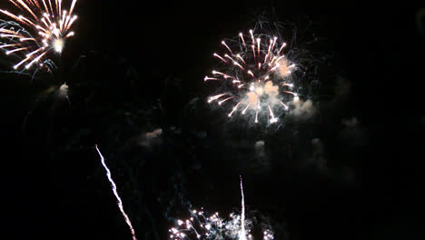 Schöne-Feier-Abstraktes-Buntes-Feuerwerk-Bei-Nacht-Hintergrund