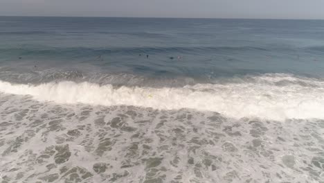 Luftaufnahme-Eines-Surfers,-Der-Am-Strand-Von-Zicatela-In-Puerto-Escondido,-Oaxaca,-Stürzt