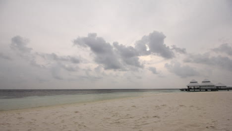 Zeitraffer-Des-Sonnenuntergangs-Auf-Den-Malediven-über-Einigen-Wasserhütten