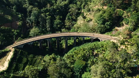 Antena-Del-Famoso-Puente-De-Nueve-Arcos-En-Ella,-Sri-Lanka-Con-Tren-Azul