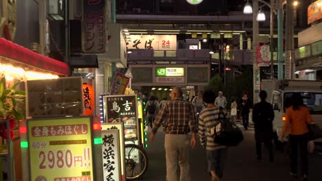 Tokio,-Japan-–:-Jr.-Komagome-Station,-Ostausgang,-4k,-Passanten-Vor-Dem-Bahnhofsausgang,-Herausgezoomt,-Kamera-Fixiert,-Blickwinkel-Neutral