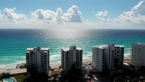 Ein-Blick-Auf-Die-Skyline-Des-Hotels-Palma-Y-Carisa-Von-Einer-Drohne-Aus-In-Der-Hotelzone-Von-Cancun-Mit-Strand-Und-Skyline-Im-Hintergrund
