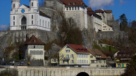 Luftbild-Mit-Der-Drohne-Der-Antiken-Stadt-Aarburg-In-Der-Schweiz-Mit-Fluss