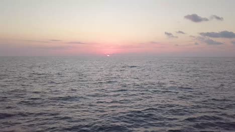 Ein-Wunderschöner-Clip-Aus-Rosa--Und-Grautönen-über-Der-Sonne,-Die-über-Dem-Mittelmeer-Direkt-Vor-Dem-Hafen-Von-Jaffa-In-Israel-Aufgeht