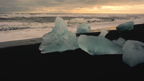 Playa-De-Diamantes-En-El-Sur-De-Islandia-Filmada-Con-Diferentes-ángulos-Y-Movimientos-Cinematográficos-En-4k