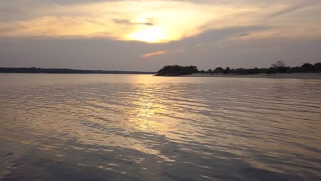 Vorbeiflug-Nahe-Am-Wasser-Im-Amazonasgebiet