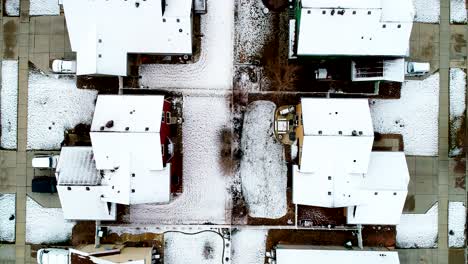 Nach-Einem-Schneefall-Ende-März-Sind-Die-Dächer-Dieses-Vorstadtviertels-Leicht-Mit-Einer-Schneeschicht-Bedeckt