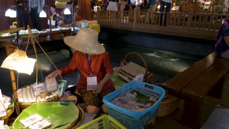 Bunte-Nahaufnahme-Eines-Schwenks-über-Den-Traditionellen-Schwimmenden-Markt-Im-Alten-Stil-Im-Luxus-Einkaufszentrum-Siam,-Bangkok,-Thailand