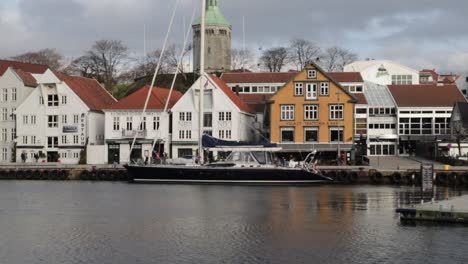 Puerto-De-Stavanger-El-Domingo-Por-La-Tarde,-Viejos-Barcos-En-Un-Puerto-Tranquilo