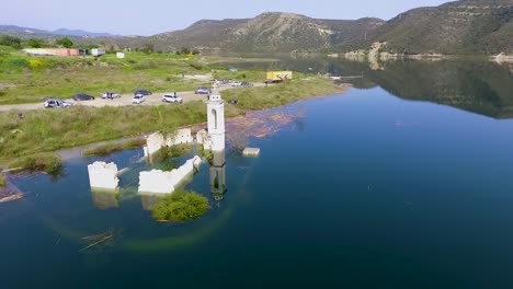 Antigua-Iglesia-Abandonada-Sumergida-Bajo-El-Agua-Del-Embalse-En-Chipre