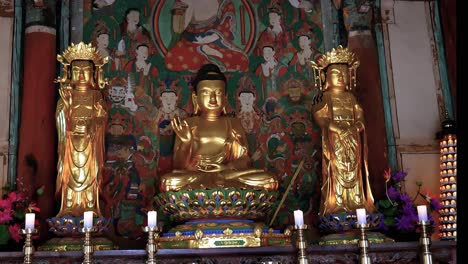 Dentro-Del-Templo-Coreano-Con-La-Estatua-Dorada-De-Buda