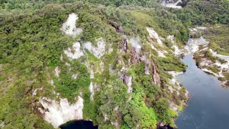 Vista-De-Drones-Del-Parque-Geotérmico-De-Waimangu,-Rotorua,-Nueva-Zelanda