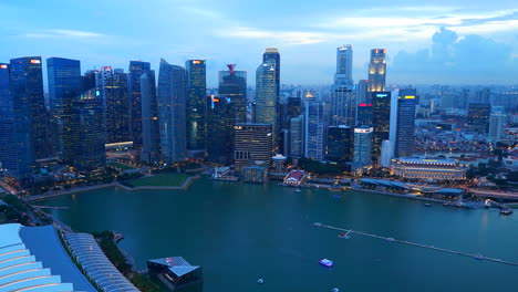 Singapur---Circa-Zeitraffer-Der-Skyline-Von-Singapur-Mit-Hafen-An-Einem-Bewölkten-Tag