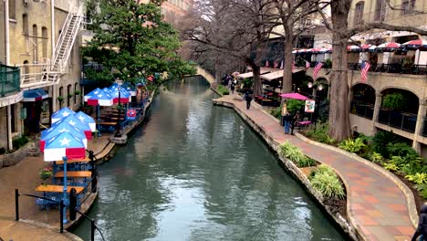 The-Riverwalk-in-San-Antonio-Texas,-the-canal-that-runs-through-the-heart-of-the-town-lined-with-eateries,-bakeries,-bars-and-shopping