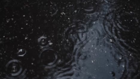 Regen-Bildet-Eine-Pfütze,-Blasen-Und-Wellen