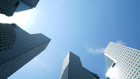 Zeitraffer-Der-Städtischen-Wolkenkratzertürme-Singapurs-Mit-Blauem-Himmel-Und-Wolken
