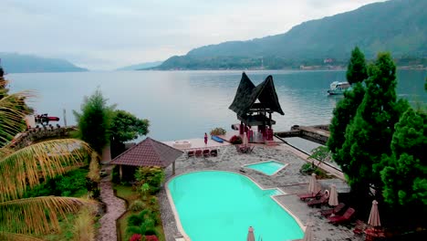 Luftflug-Vom-Poolbereich-Eines-Touristenresorts-Zum-Lake-Tobasee,-Sumatra