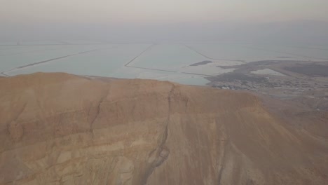 Vista-Aérea-Del-Mar-Muerto-Con-El-Monte-Sodoma-En-Sus-Alrededores-En-Israel-Alrededor-De-Marzo-De-2019.
