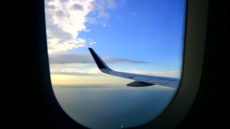 Schönster-Bewölkter-Morgenblick-Auf-Den-Blauen-Himmel-Aus-Den-Flugzeugfenstern