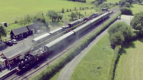 Die-Kent-East-Sussex-Dampflokomotive-Im-Bahnhof-Bodiam-Betritt-Tagesausflügler-Auf-Der-Strecke-Nach-Tenterden