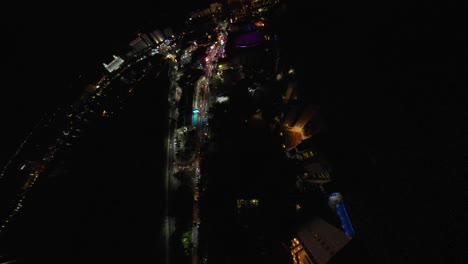 Eine-360-Grad-Ansicht-Der-Hotelzone-Von-Cancun-Bei-Nacht