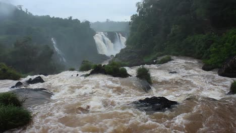 Río-Iguazú-Entre-La-Frontera-Brasileña-Y-Argentina-En-América-Del-Sur