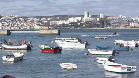 Boote,-Die-Am-Flussufer-Und-Der-Stadt-Lissabon-Als-Hintergrund-Treiben