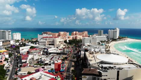 Luftaufnahme-Der-Hotelzone-Von-Cancun-Mit-Der-Skyline-Im-Hintergrund