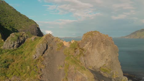 Flug-über-Felsformation-Am-Strand-In-Neuseeland