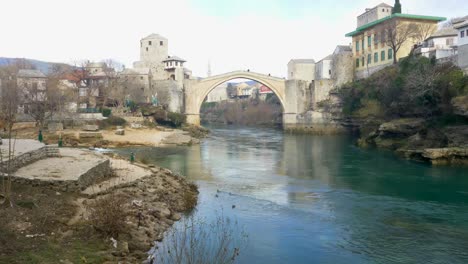 Vista-Del-Viejo-Puente-Visto-Desde-La-Orilla-Del-Río-Neretva-En-Mostar