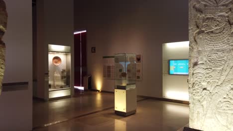 Blick-Auf-Die-Museumsausstellungen-Im-Großen-Museum-Der-Maya-Welt-In-Merida,-Yucatan,-Mexiko