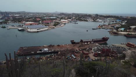 Schwenkansicht-Des-Schrottplatzes-Auf-Curaçao-Mit-Blick-Von-Fort-Nassau-Aus