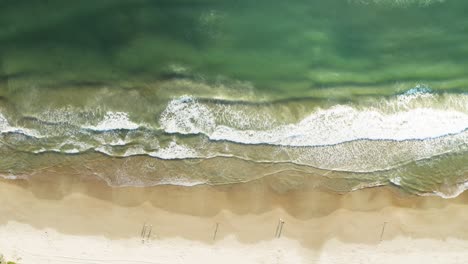 Wunderschöne-Drohnen-Filmaufnahme-Von-Oben-Auf-Einen-Brasilianischen-Strand-Mit-Weißem-Sand-Und-Smaragdgrünem-Klarem-Wasser-Bei-Sonnenaufgang