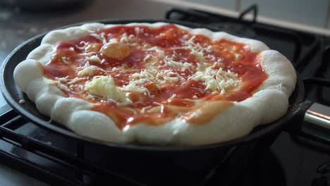 Hände-Legen-Mozzarella-Auf-Die-Authentischste-Italienische-Pizza