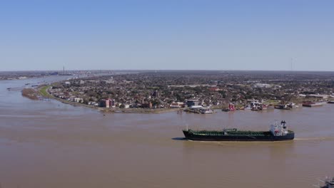 Barco-Navegando-Por-El-Río-Mississippi