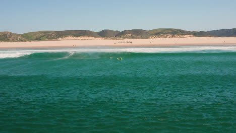 Antena:-Surfeando-La-Playa-De-Bordeira-En-El-Algarve,-Portugal