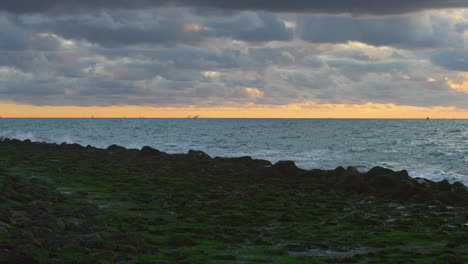 Nordseewellen-Treffen-Bei-Sonnenuntergang-Auf-Einen-Deich