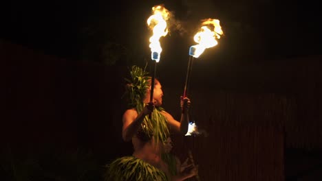 Weibliche-Traditionelle-Luau-Feuertanzdarstellerin