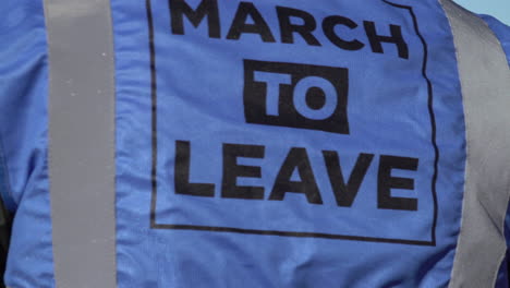 Ein-Mann-Trägt-Einen-Blauen-Wappenrock-Mit-Dem-Marsch-Zum-Austritt-Logo-Der-Kampagnengruppe-„Verlassen“-Bedeutet-„Verlassen“.