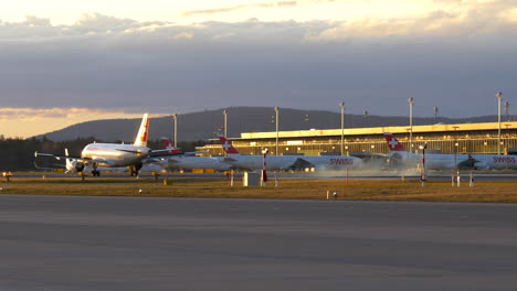 Verkehrsflugzeug-Landet-Bei-Sonnenuntergang,-Swiss-Air-A320,-Flughafen-Zürich